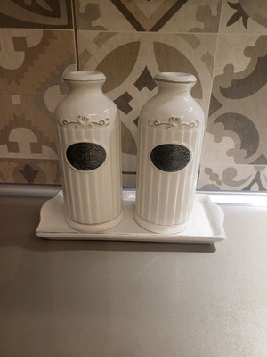 Decorative oil and vinegar set like new