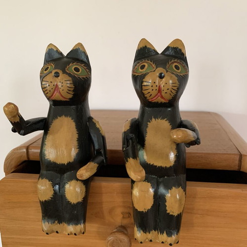 Wooden sitting cats with movable arms, new