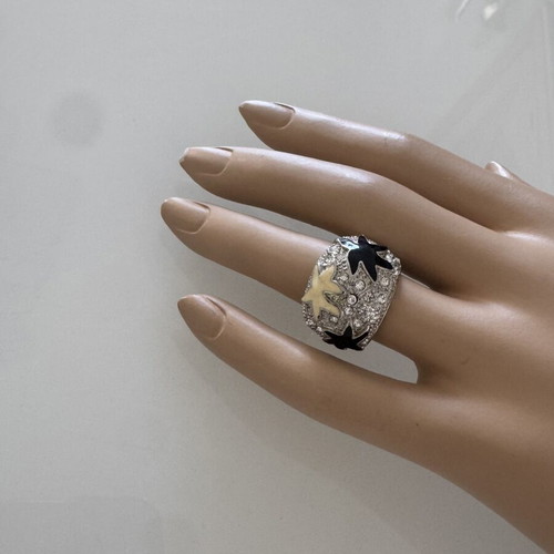 Ring with rhinestones and leaf design silver color like new