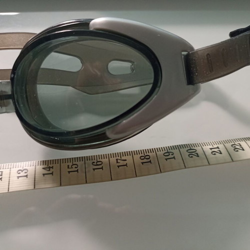 Swimming goggles