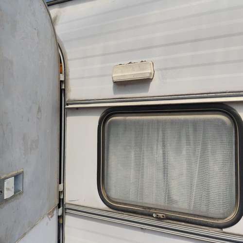 Caravan used with 2 beds, 4 meters long