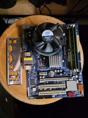 Motherboards Intel e8500 4GB amd athlon ii x2 240 4GB e7500 2GB used