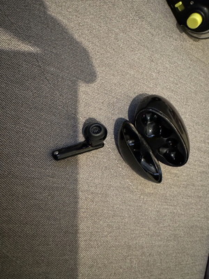 Huawei 4i left earbud used with case