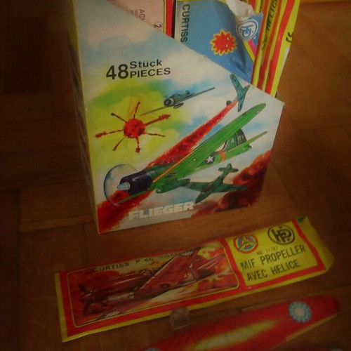 Lot of 20 wooden airplane models with case 80s new