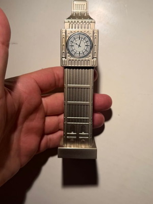 Big Ben metal decorative figurine like new, bronze finish