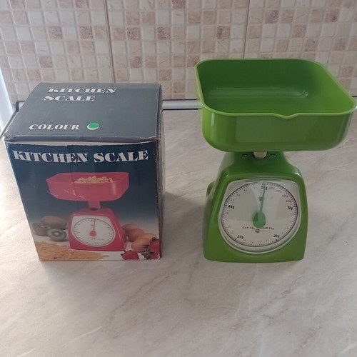 Kitchen scale like new, green, max weight 5 kg, tare adjustment
