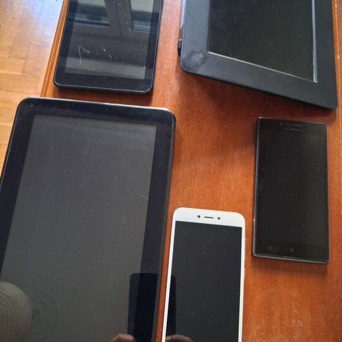 Phones and tablets used, non-functional for spare parts