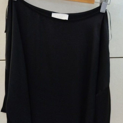 Lynne blouse black viscose like new, cut out shoulders, medium size