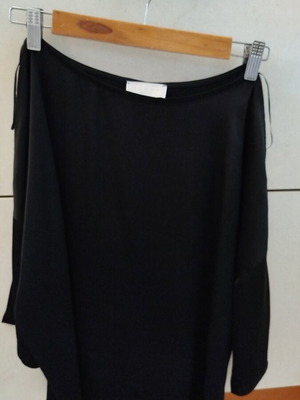 Lynne blouse black viscose like new, cut out shoulders, medium size