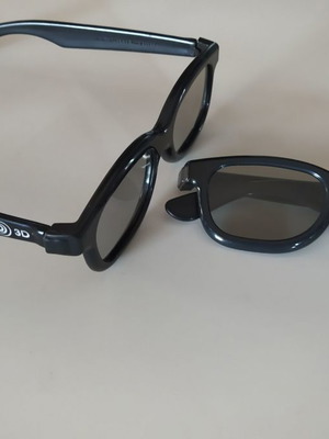 Polarized passive RealD 3D glasses used, set of 2
