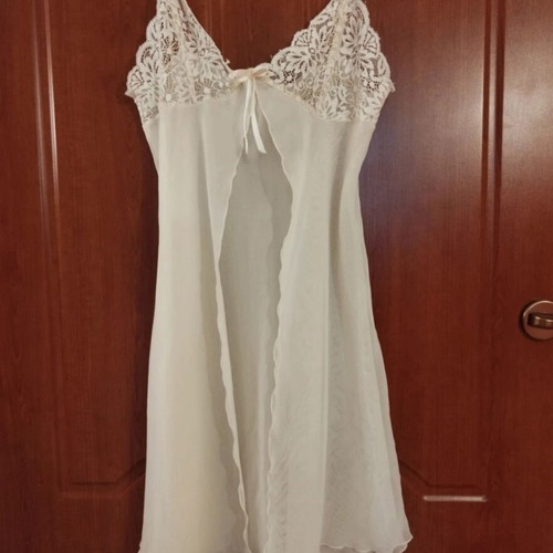 Fontana di Vita nightdress and robe set, soft yellow lace