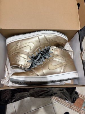 Air Jordan 1 Retro High sneakers like new, size 44, white and gold