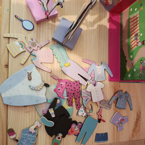 Magnetic Dress Up toy like new with dolls and accessories