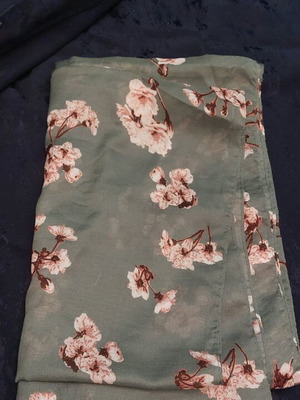 Set of 4 scarves like new, multicolored