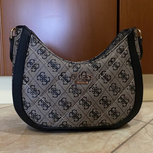 Guess shoulder bag, lightweight and practical