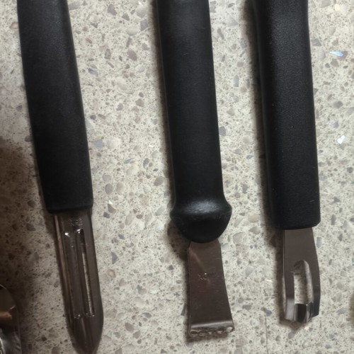 Kitchen tools set like new, 6 pieces including cheese grater