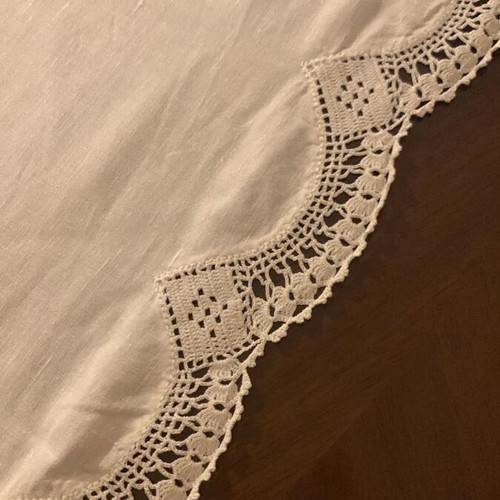 Tablecloth with handmade lace 1.18 x 1.18 m