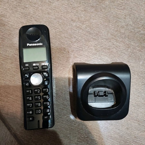 Panasonic PQLV30055ZA wireless phone used with black base