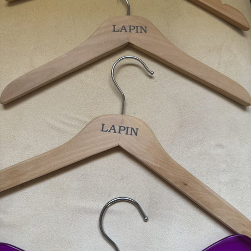 Children's hangers like new, 2 plastic and 3 wooden