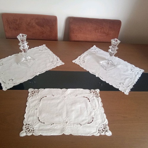 White doilies like new, set of 3 with lace trim
