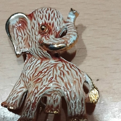 Elephant-shaped pin new