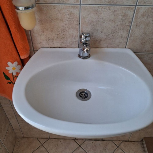 Bathroom faucets used, set of 2 with sink