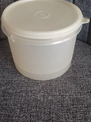 Food Storage Tupperware 1.75 Liter like new