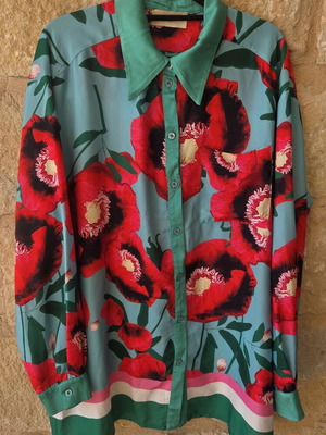 Sienna Bee Poppy Floral Button Down Blouse Top like new