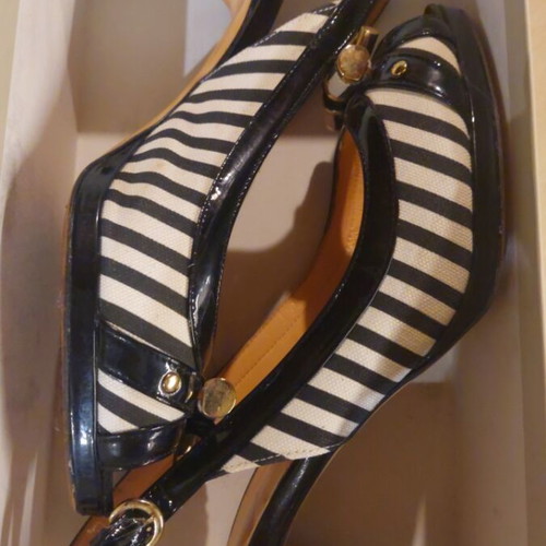 Mac Collection pumps like new, size 40, black patent leather with white fabric