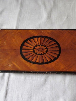 Εγγλέζικο μεταλλικό κουτί "THREE BRITISH QUEENS" Cadbury Bros Ltd αρχών 20ού αιώνα