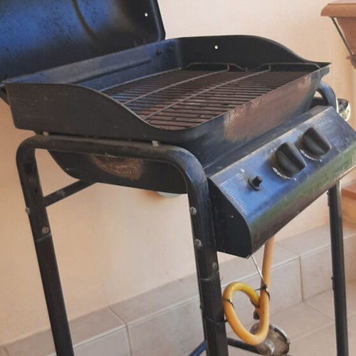 Gas grill with 2 burners used, dimensions 52x34x100 cm