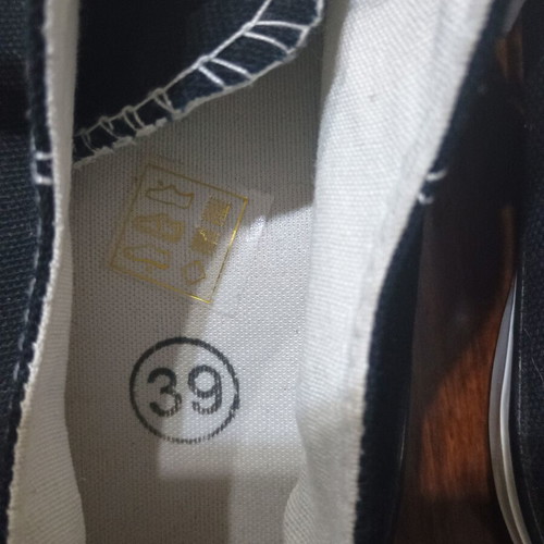 Snickers athletic shoes size 39 like new, black and white