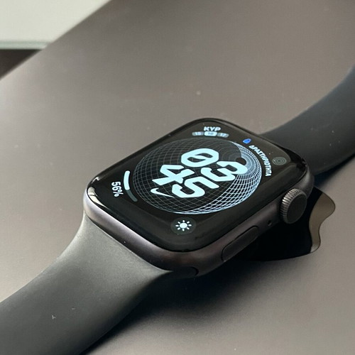 Apple Watch Series 6 44mm with two straps