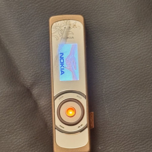 Nokia 7380 mobile phone in very good condition with small screen crack