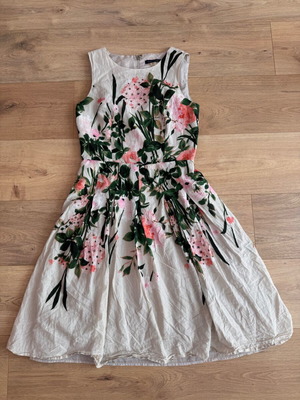 Tommy Hilfiger Eyelet Belted Spring Floral Fit Flare Box Pleat Dress size 2 S-M like new