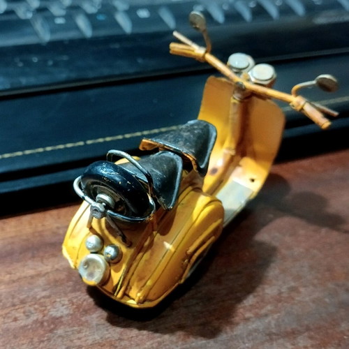 Vespa iron miniature used handmade with turning handlebar