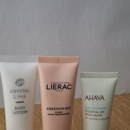 Κρέμες προσώπου Ahava 15ml και Lierac Nuit 25ml με body lotion δώρο καινούργιες