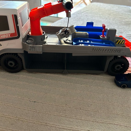 Matchbox Roadside Assistance Vehicle like new with toy car