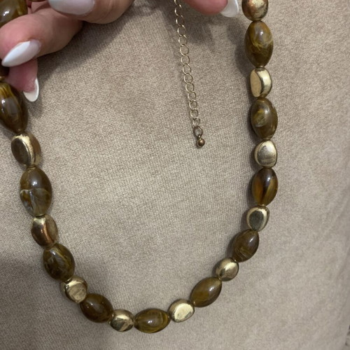 Necklace with brown beads and gold details used
