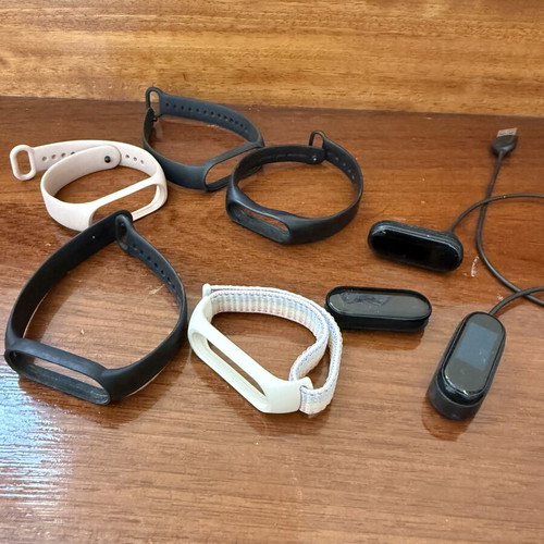 Smartwatches used, set of 3 with 5 straps and 2 chargers