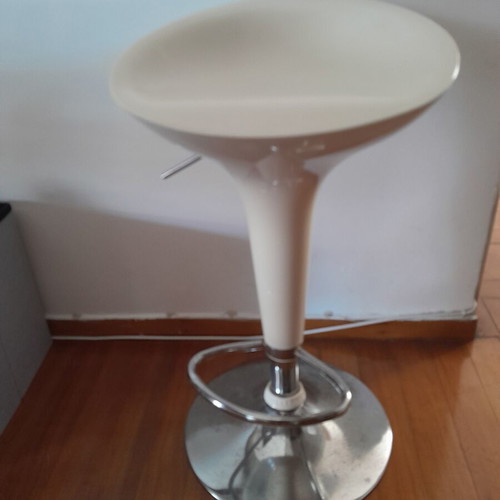 Bar stool with shock absorber used, beige/white color