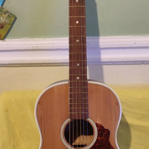Greek guitar like new with strong sweet echo and case