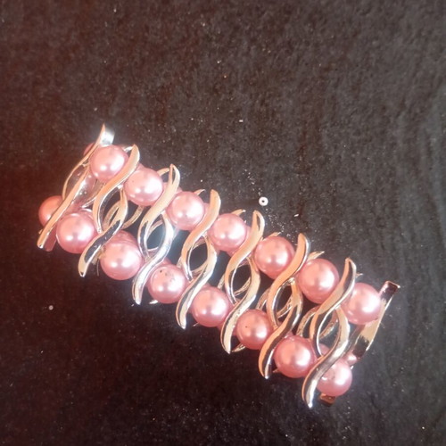 Elastic bracelet used with slightly loose elastic