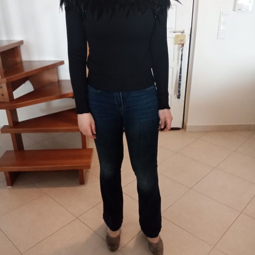 Top fitted with feathers on the neckline like new, black, size S
