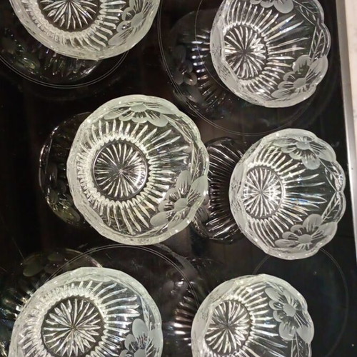 Crystal embossed ice cream and fruit bowls set new