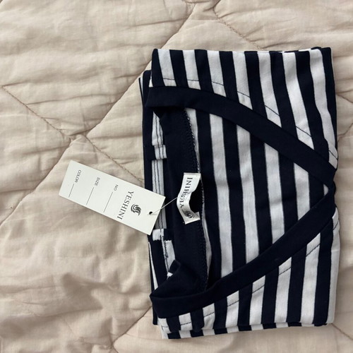 Striped mako t-shirt size large new, white and black