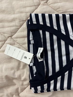 Striped mako t-shirt size large new, white and black