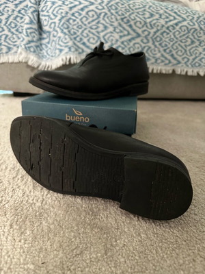 Bueno Shoes black leather shoes like new, size 39