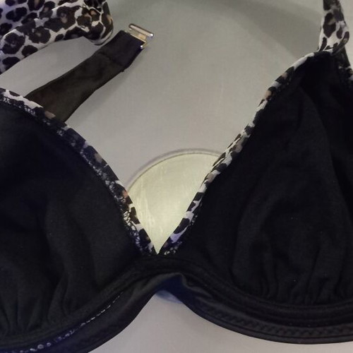 Bikini animal print medium size, like new, with underwire bra