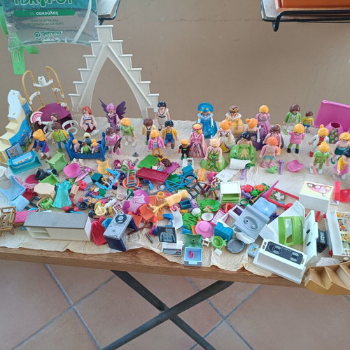 Playmobil lot with princesses and female figures, parts set